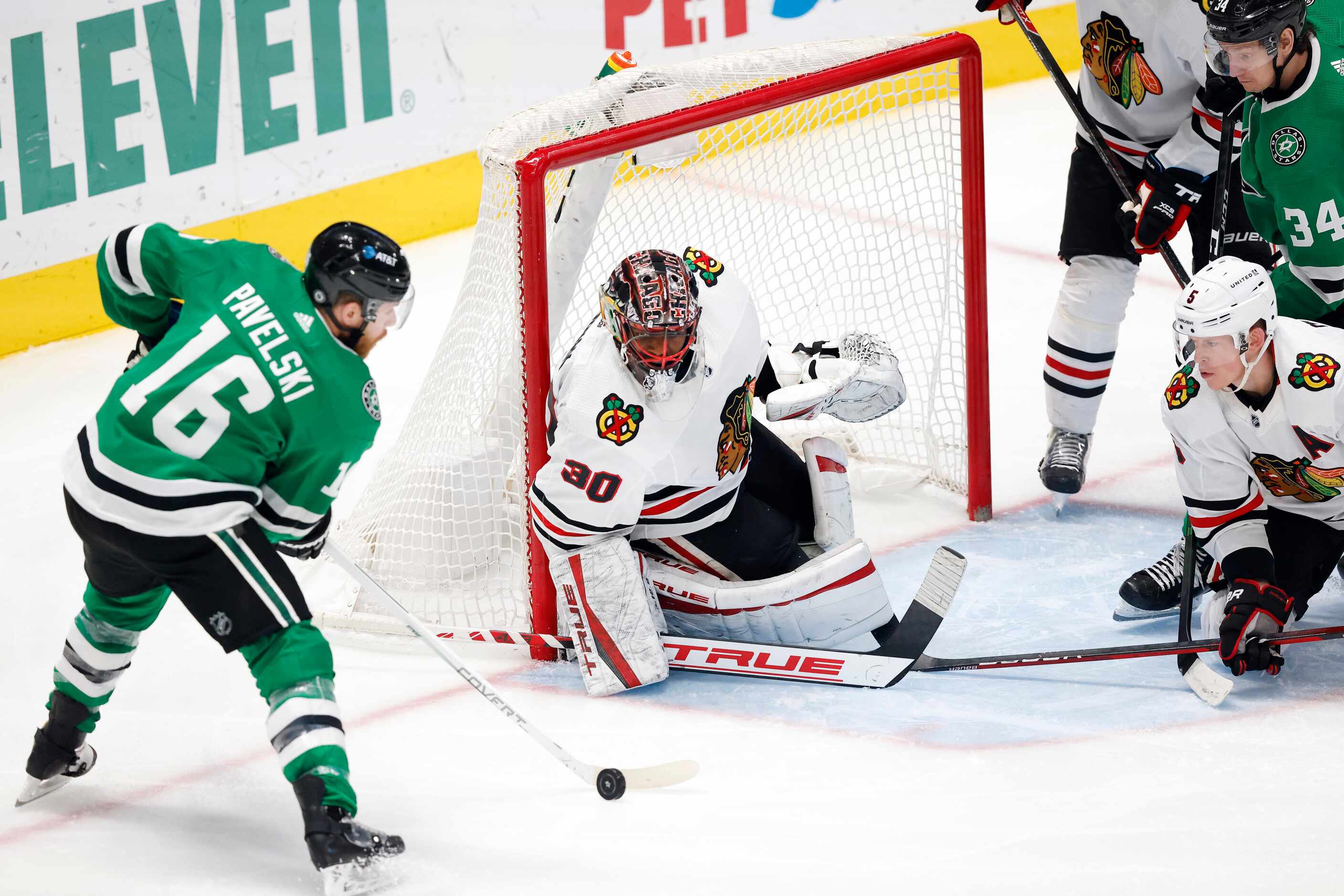 Dallas Stars center Joe Pavelski (16) tries to get a stick on the puck as Chicago Blackhawks...