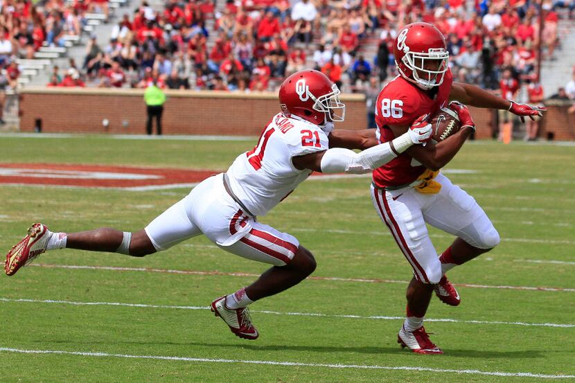 FILE - In this Saturday, April 9, 2016, file photo, Oklahoma wide receiver Lee Morris (86)...