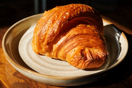 Un clásico croissant de los que se hornean en La Casita Coffee, en su sucursal sobre la...