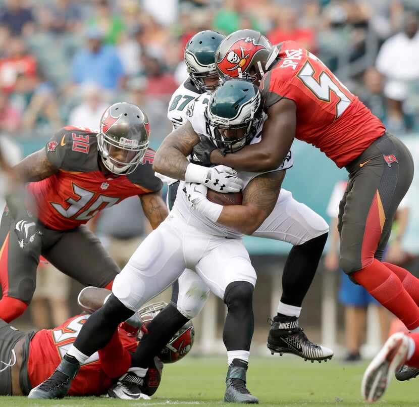 Philadelphia Eagles running back Ryan Mathews carries the ball against the Tampa Bay...