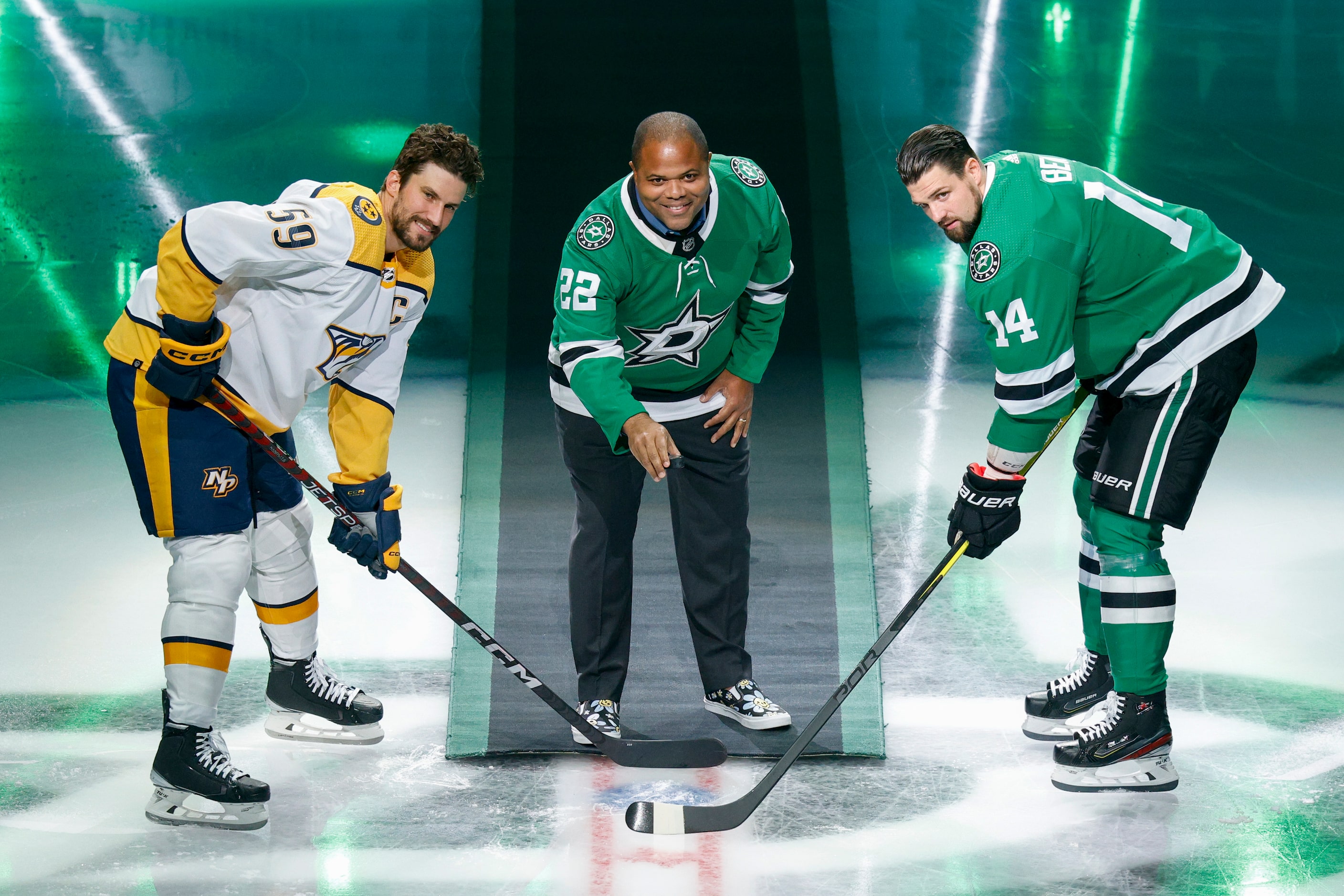 Dallas Mayor Eric Johnson performs the ceremonial puck drop with Nashville Predators...