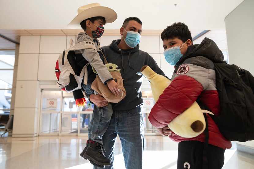 Gerardo Valles recibió a sus hijos en el Aeropuerto Internacional de Dallas-Fort Worth...