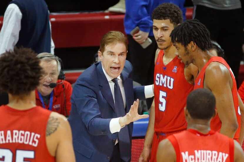 Southern Methodist Mustangs head coach Tim Jankovich gathers his players in the final minute...