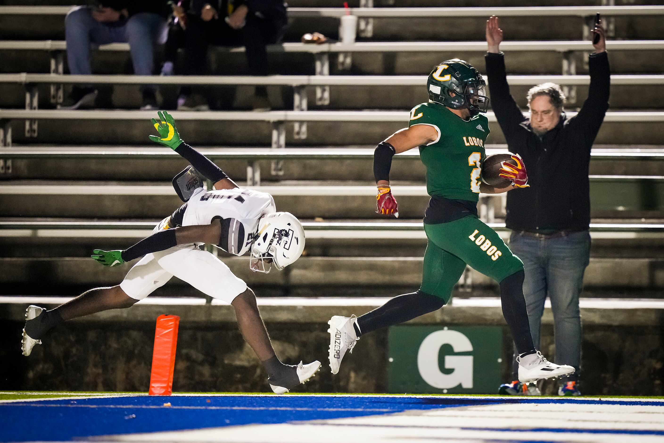 Longview running back  Taylor Tatum (2) scores past Mansfield Timberview defensive back...