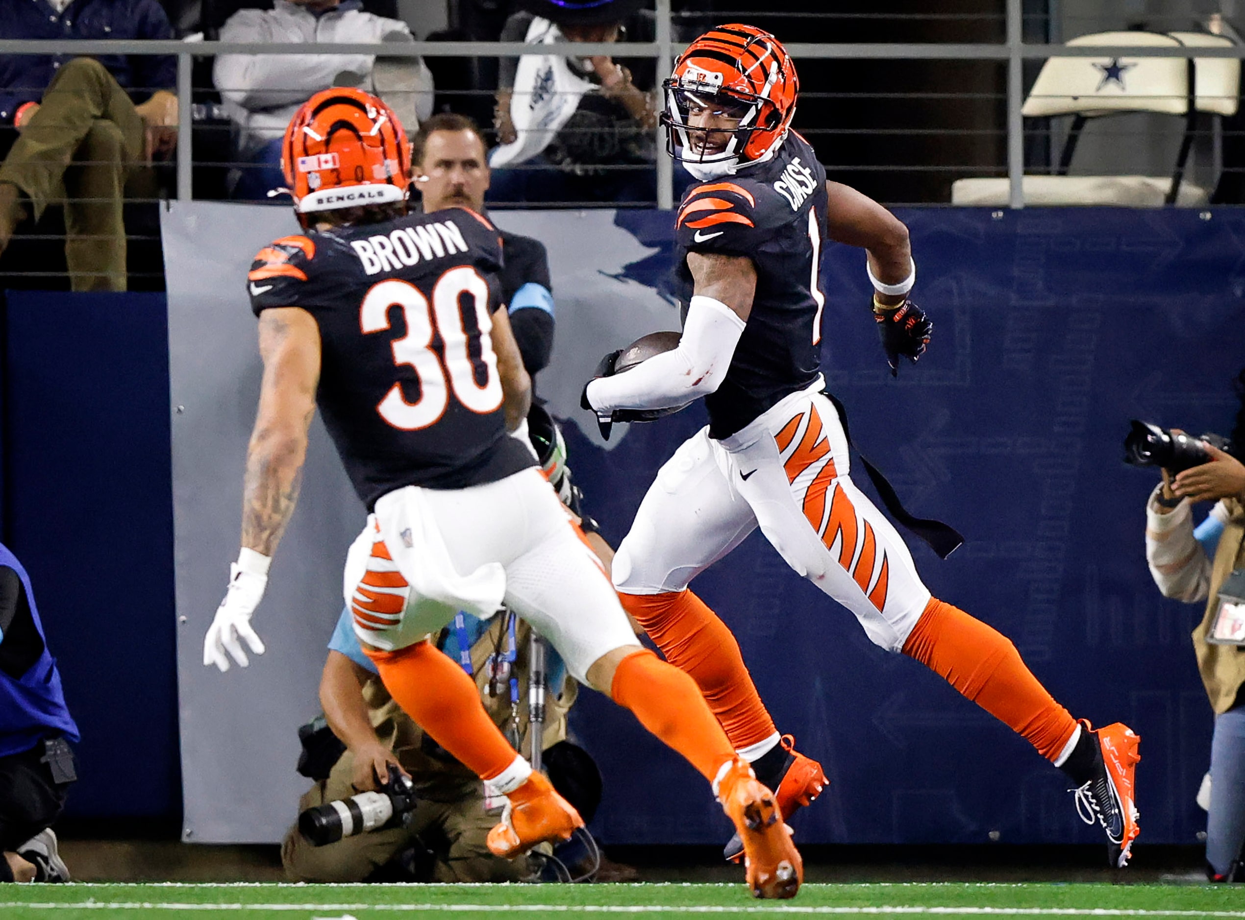 Cincinnati Bengals wide receiver Ja'Marr Chase (1) scores the winning touchdown and...