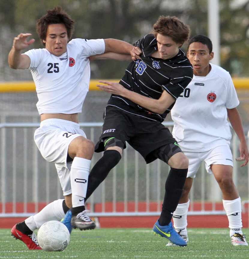 Coppell's Austin Michaelis (25) battles Plano West's Whalen Shinn (16) for control of the...