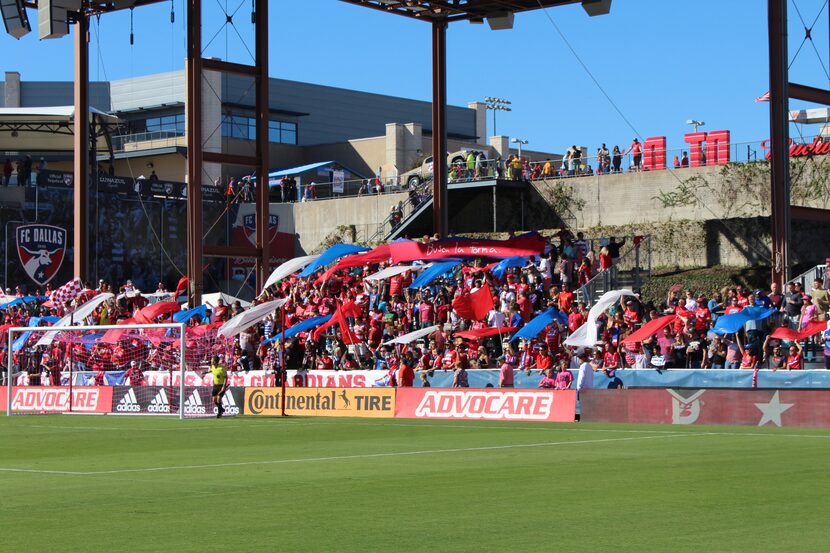 The Dallas Beer Guardians raise a tifo featuring head coach Oscar Pareja's 'Busca la forma'...