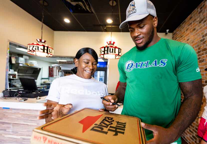 Dallas Cowboys linebacker Micah Parsons autographs a free pizza for Jaqueta Jones at a Pizza...