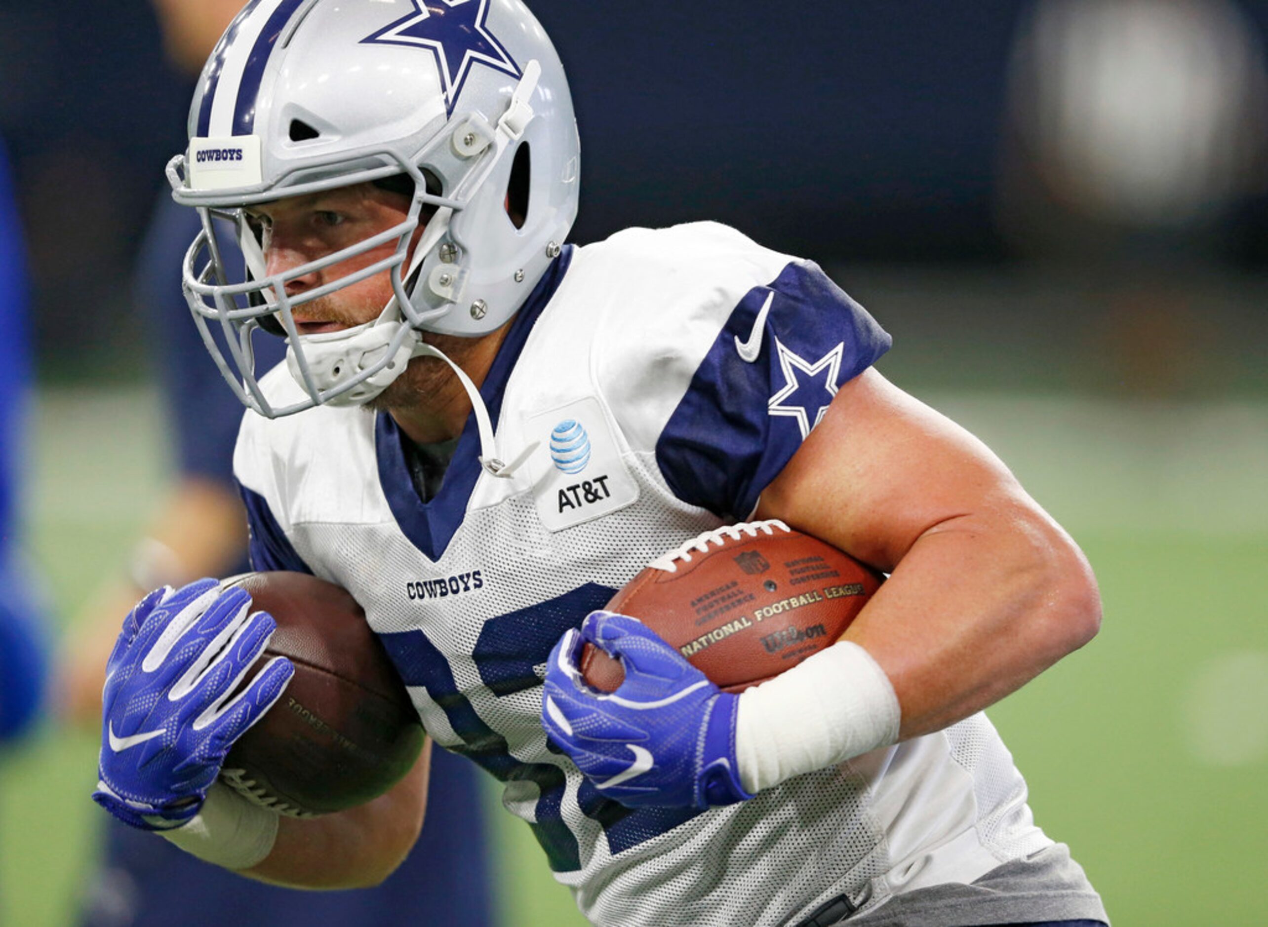 Dallas Cowboys tight end Jason Witten (82) runs up the in a drill during practice at The...