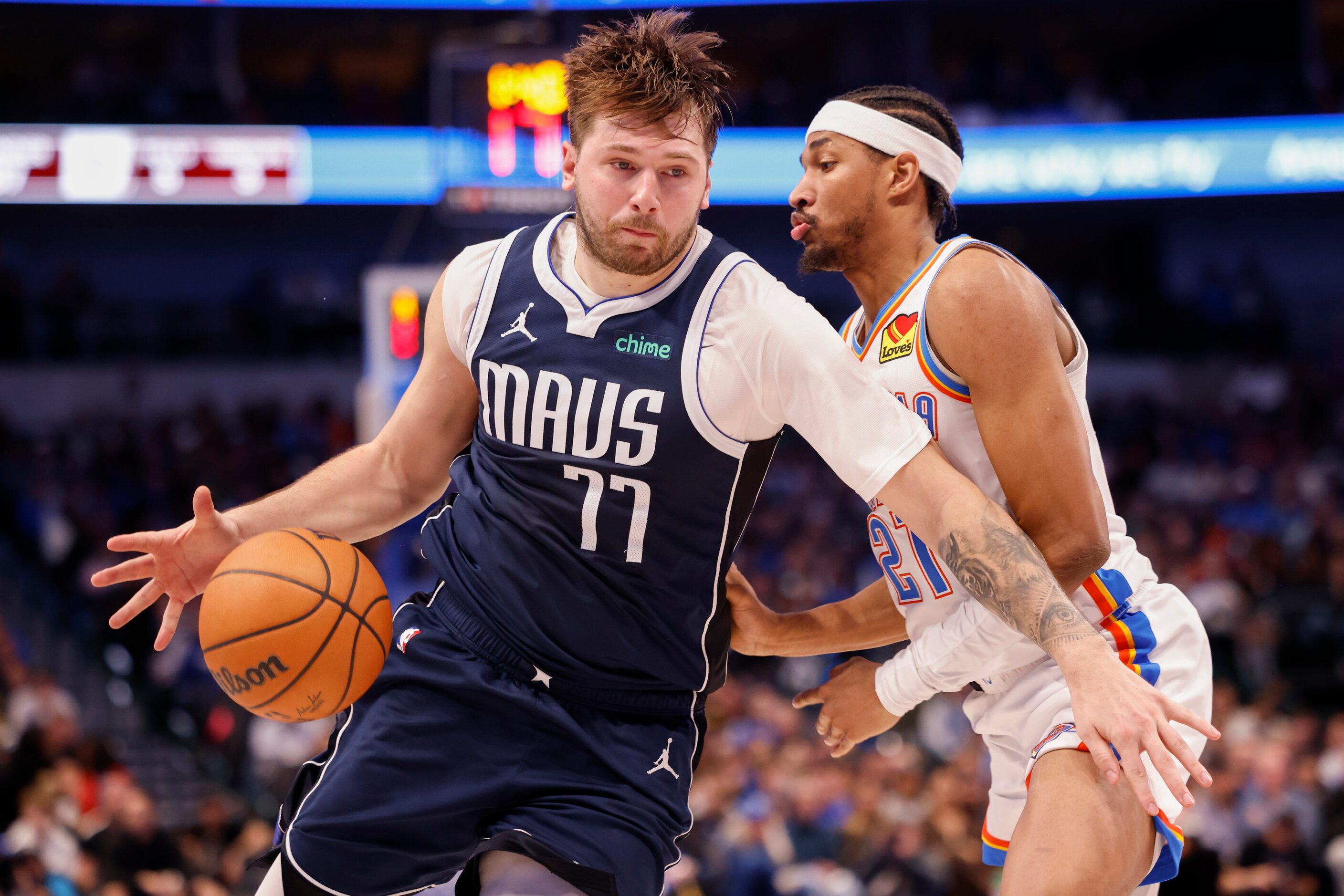 Dallas Mavericks guard Luka Dončić (77) goes around Oklahoma City Thunder guard Aaron...