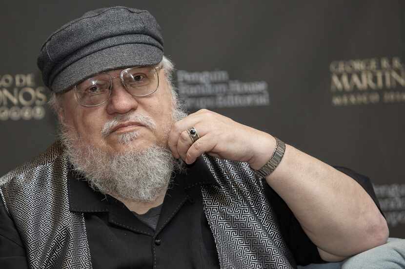 El escritor George R. R. Martin prometió que sus libros tendrán un total de 3 mil páginas de...