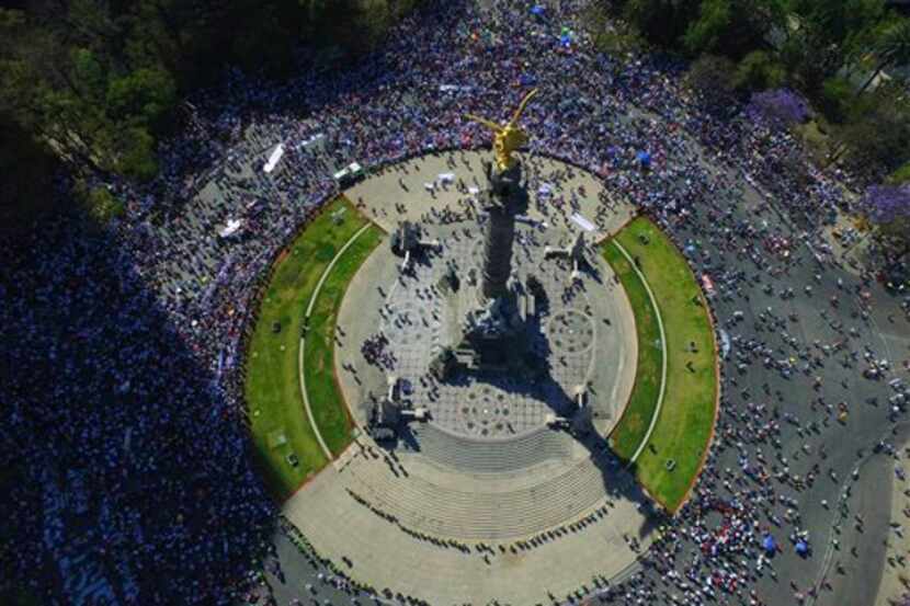 Miles se congregan en el Ángel de la Independencia en la Ciudad de México. Foto AP
