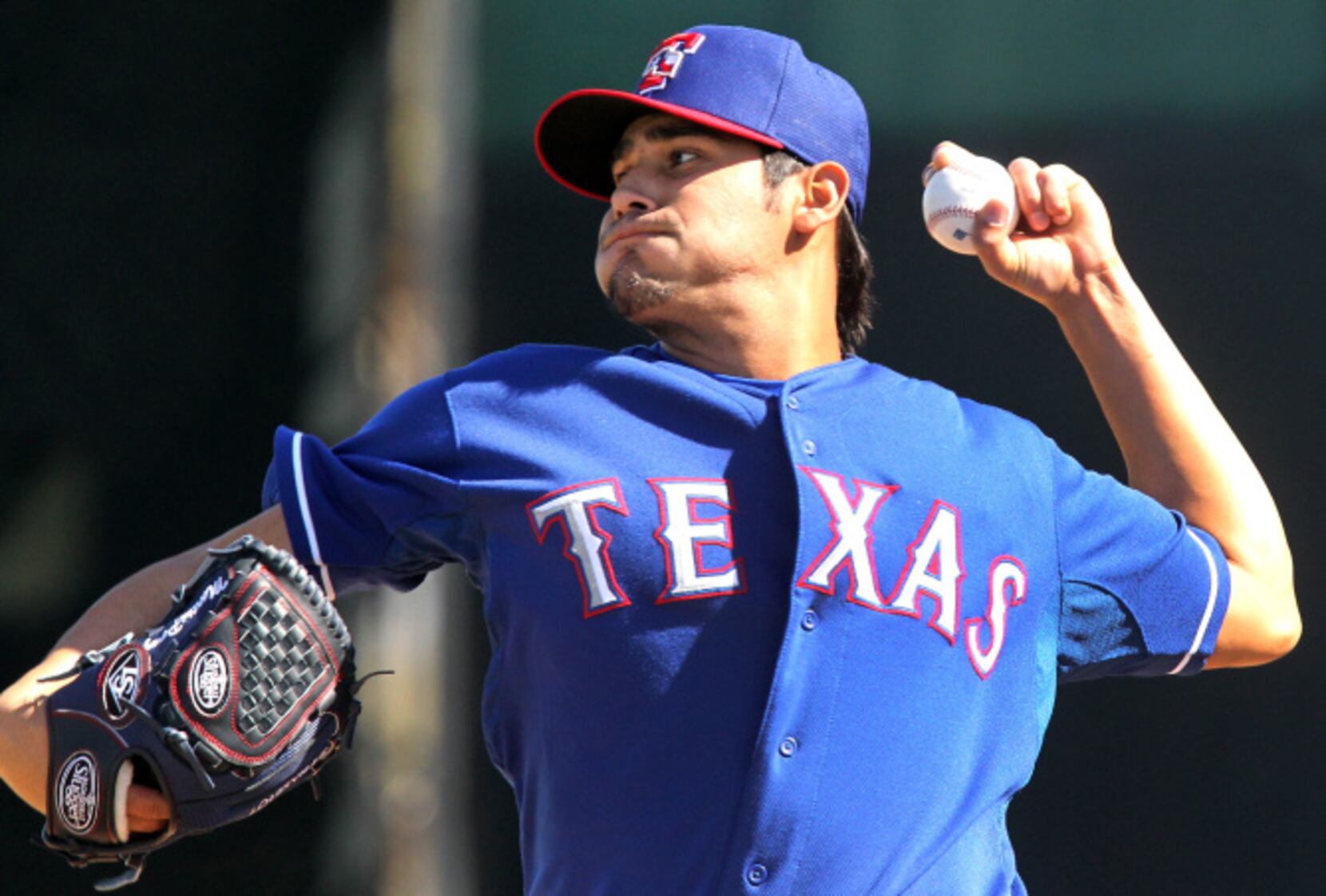 Rangers' Martin Perez breaks arm when hit by liner