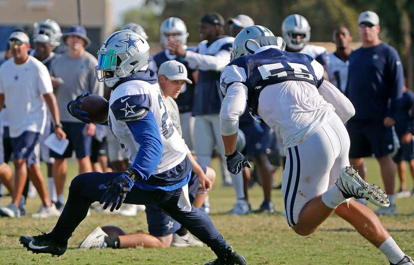 Dallas Cowboys running back Ezekiel Elliott (21) outruns linebacker Leighton Vander Esch...