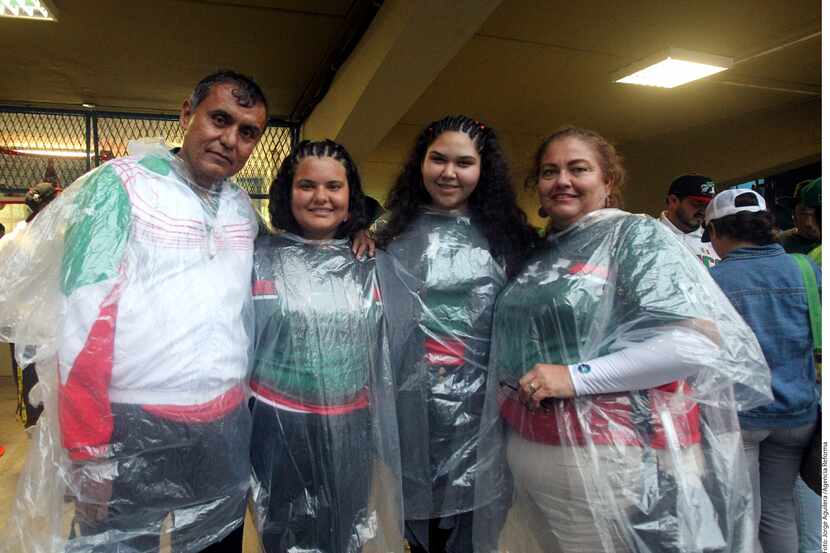 Los padres de la arquera mexicana Alejandra Valencia, que hoy estará en la ronda de Octavos...