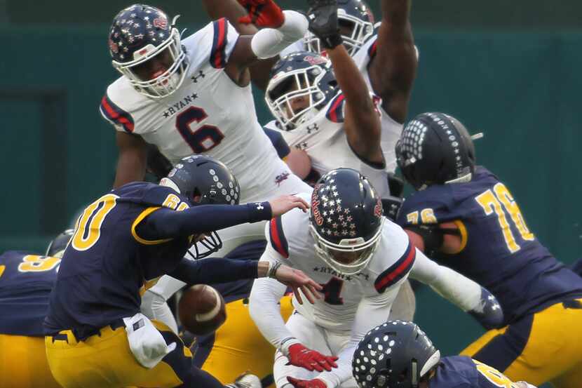 Denton Ryan defensive back Ty Marsh (4), center, was part of an aggressive rush as he blocks...