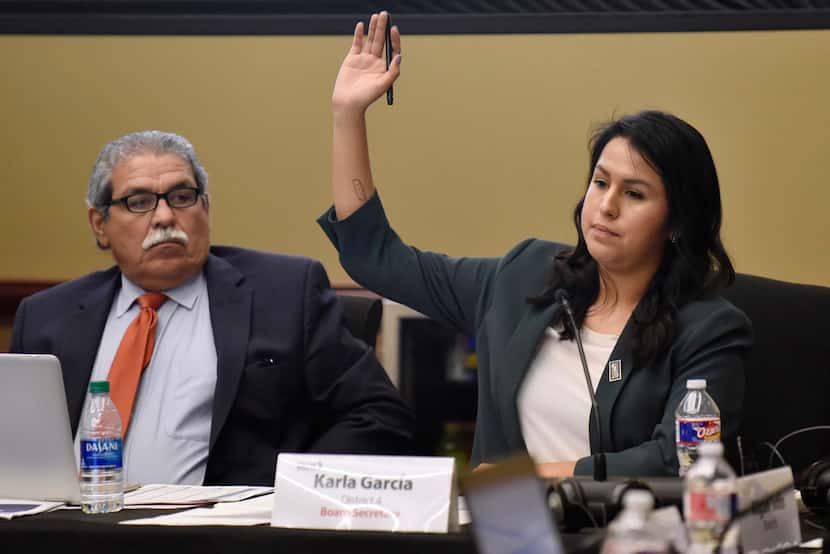 Karla García participa de una votación durante una reunión de la junta del DISD. A la der.,...