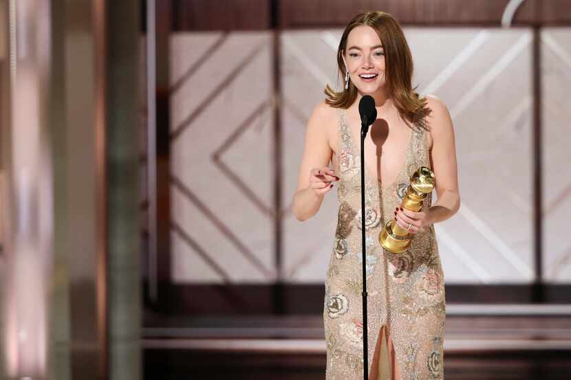 En esta imagen proporcionada por CBS, Emma Stone recibe el premio a mejor actriz de una...