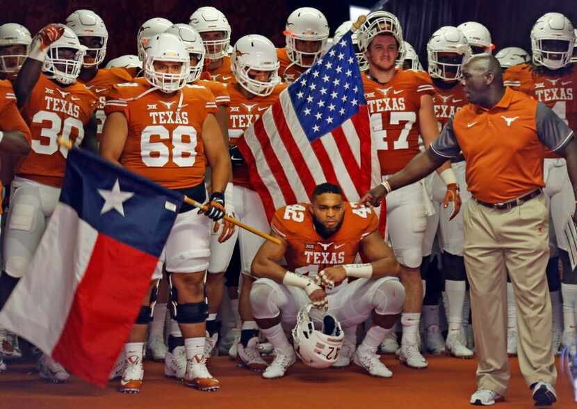 The Texas Longhorns wait in the tunnel for their entrance onto the field before the Notre...