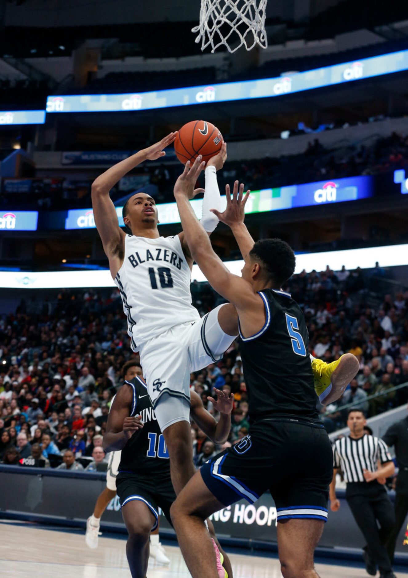 Sierra Canyon's Amari Bailey (10) shoots of over Duncanvilles' Micah 
Peavy (5) during their...