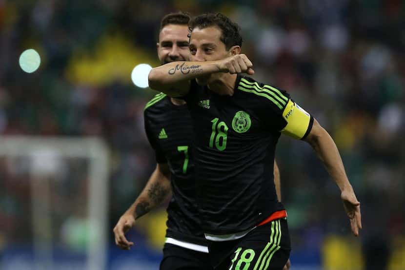 Andrés Guardado (der.) y México enfrentan a Honduras el martes. (AP/CHRISTIAN PALMA)
