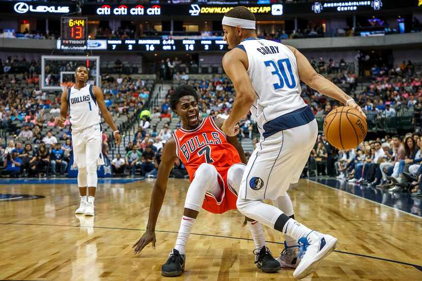 Dallas Mavericks guard Seth Curry (30) is fouled by Chicago Bulls guard Justin Holiday (7)...