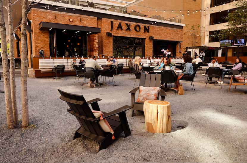 Jaxon Texas Kitchen and Beer Garden es una de las joyas de la plaza de AT&T Discovery...