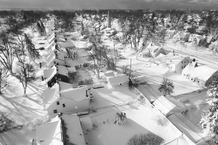 En esta imagen tomada con un dron, la nieve cubre un vecindario de Cheektowaga, Nueva York,...