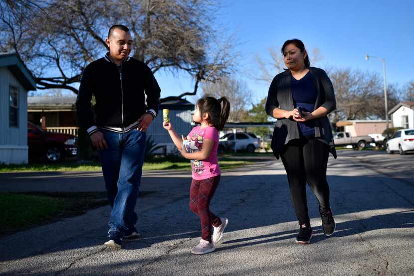 Lorenzo Morales junto a Dafne de 5 años, yAdalyd Martínez (Foto de Ben Torres para Al Día)