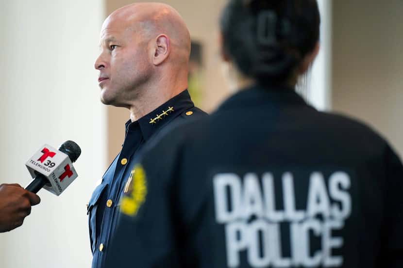 El jefe de la policía de Dallas Eddie García es entrevistado durante una conferencia de...