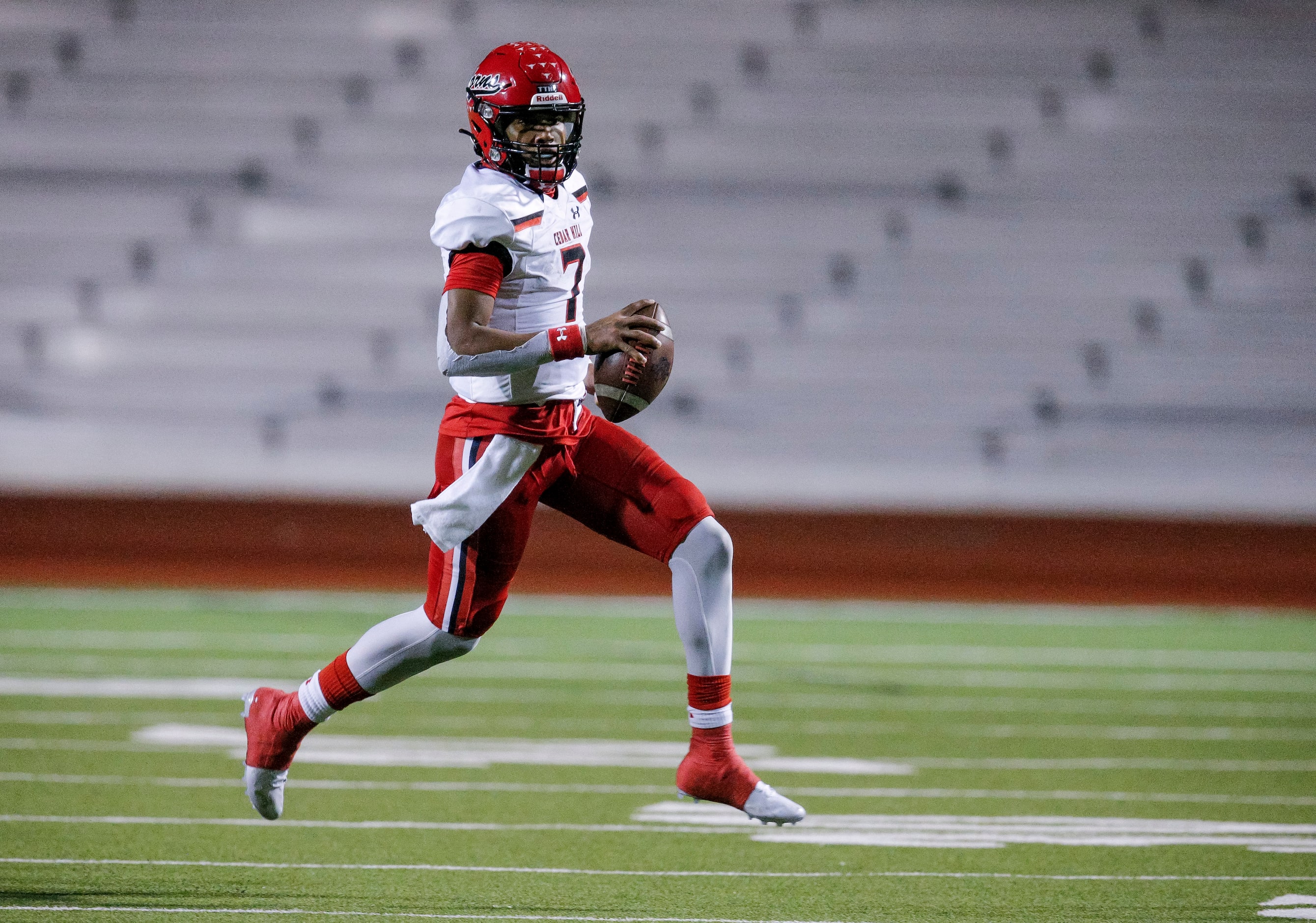 Cedar Hill senior quarterback Kaidon Salter (7) carries the ball during the second half of a...