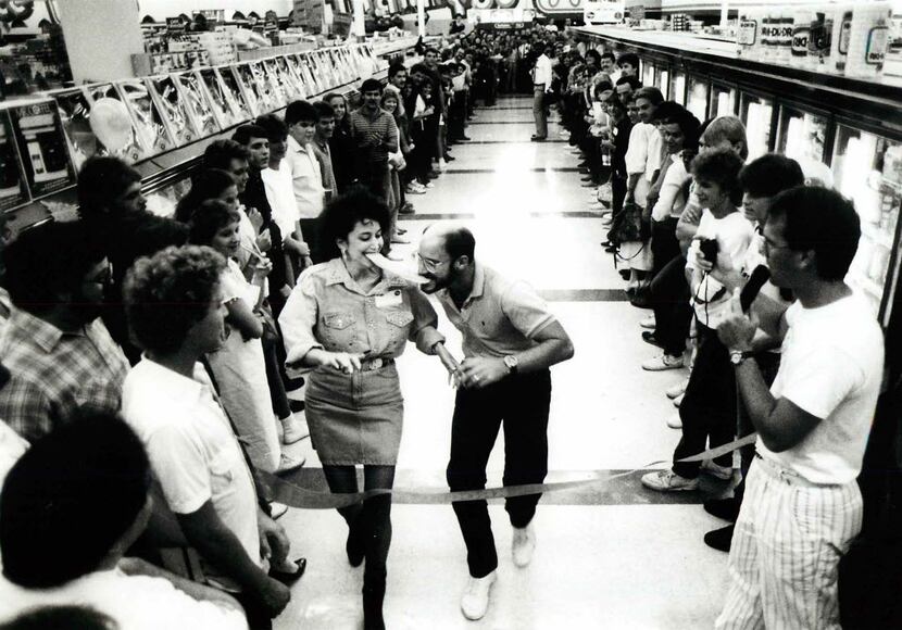 Jocelyn White and an unidentified companion do the Bun Run at Kroger's singles night.