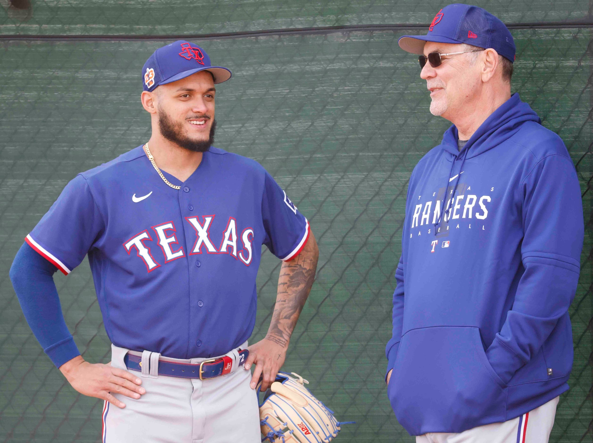 Texas Rangers pitcher Jonathan Hernández, left, talks to manager Bruce Bochy during spring...