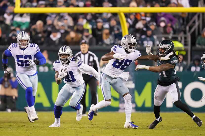 Dallas Cowboys running back Ezekiel Elliott (21) gets a block from wide receiver CeeDee Lamb...