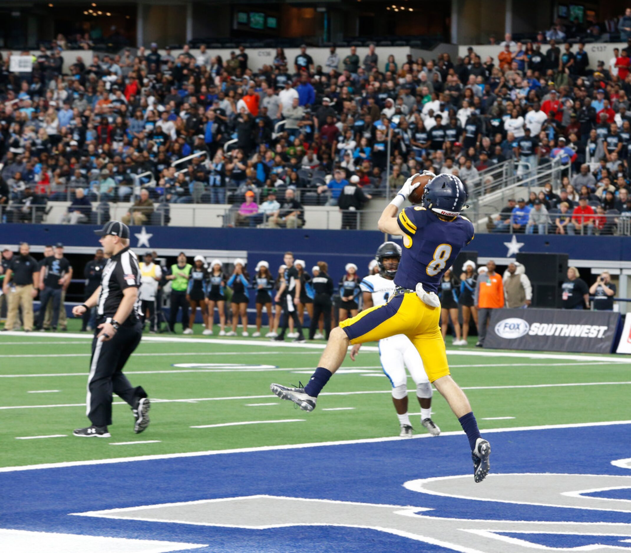 Highland Park's  Bennett Brown (8) catches the first touchdown of the game against Shadow...