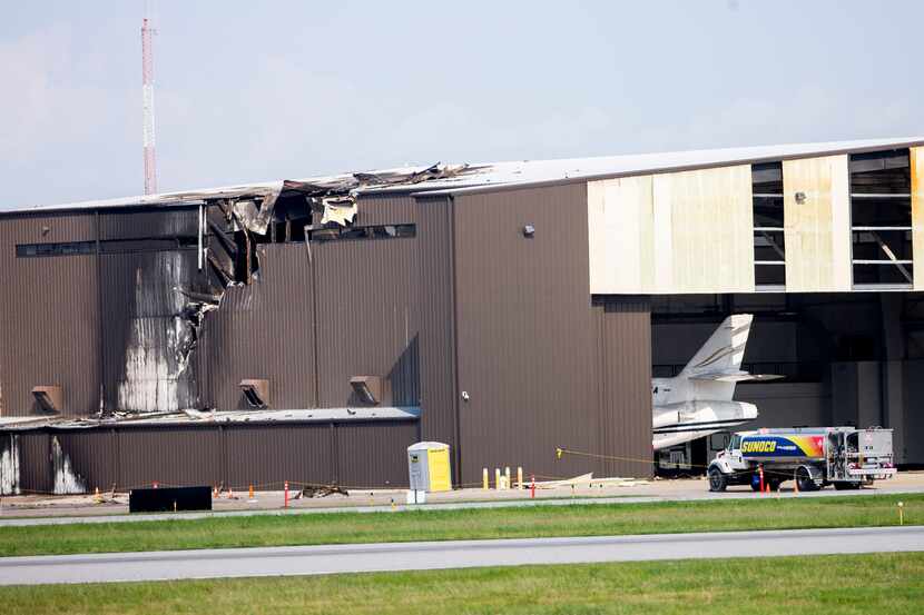 El hangar del Aeropuerto de Addison fue dañado por el accidente donde un avión Beechcraft...