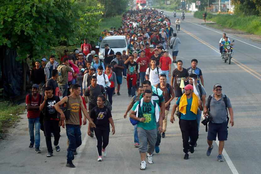 Migrantes de Centro América camina en la carretera que conecta la frontera de Guatemala con...