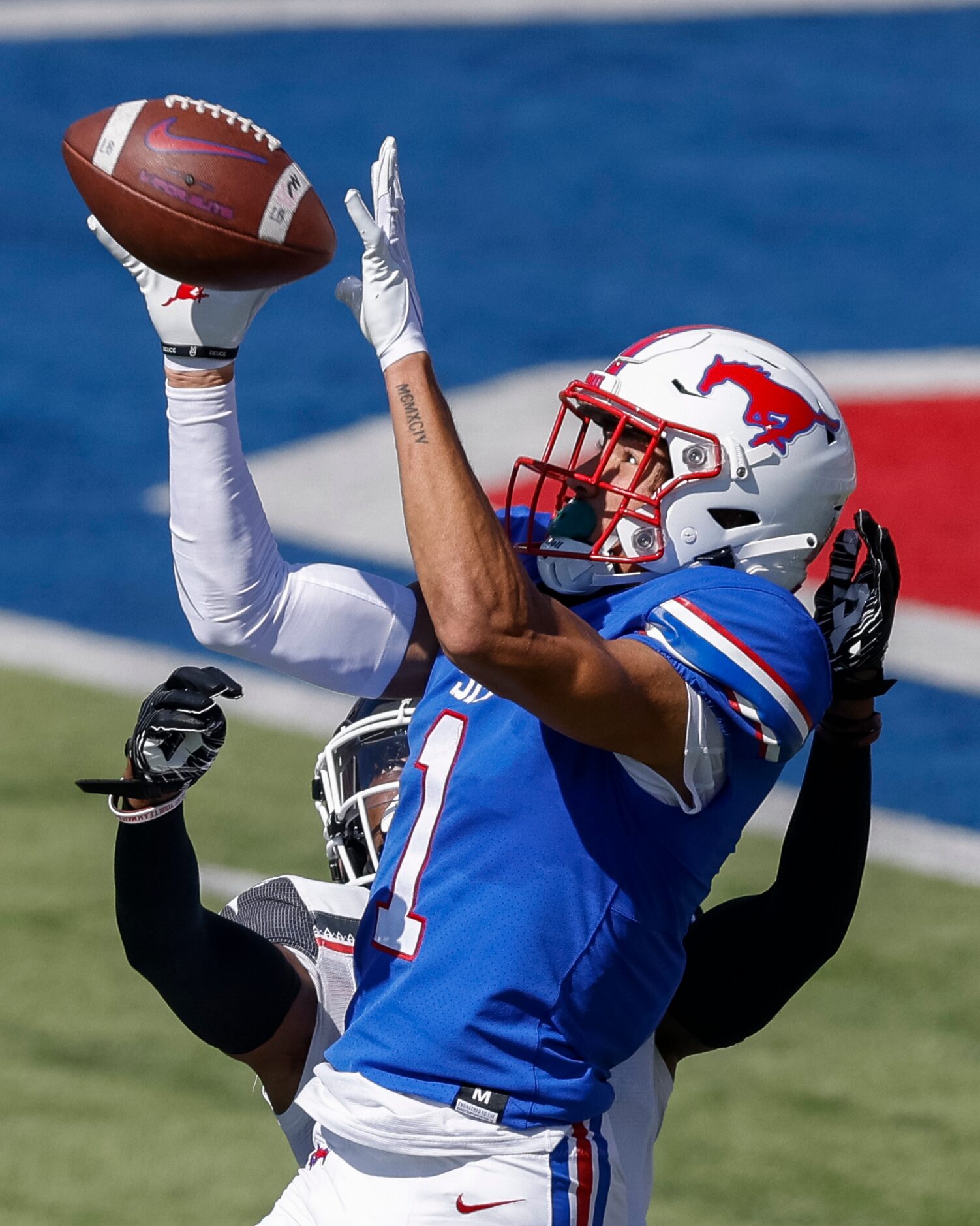 SMU wide receiver Jordan Kerley (1) catches a 43 yard pass from quarterback Tanner Mordecai...