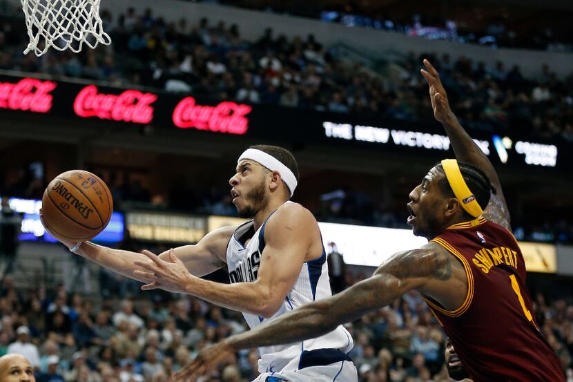 Dallas Mavericks guard Seth Curry (30) attempts a layup as Cleveland Cavaliers guard Iman...