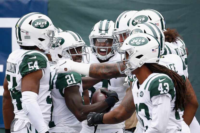 EAST RUTHERFORD, NJ - OCTOBER 14:  Cornerback Morris Claiborne #21 of the New York Jets...