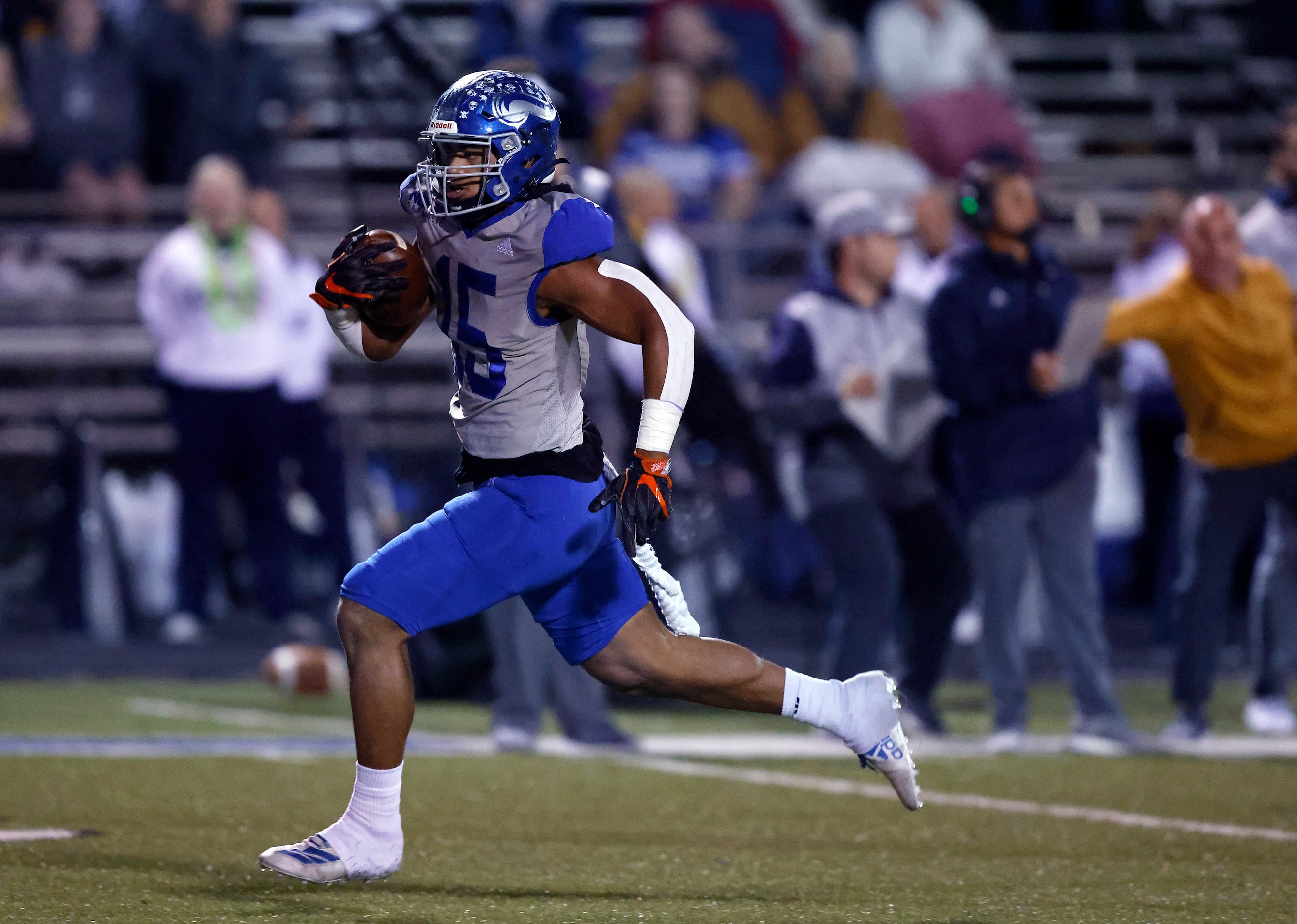 Fort Worth Nolan linebacker Samu Vave (15) races for a second quarter touchdown after...