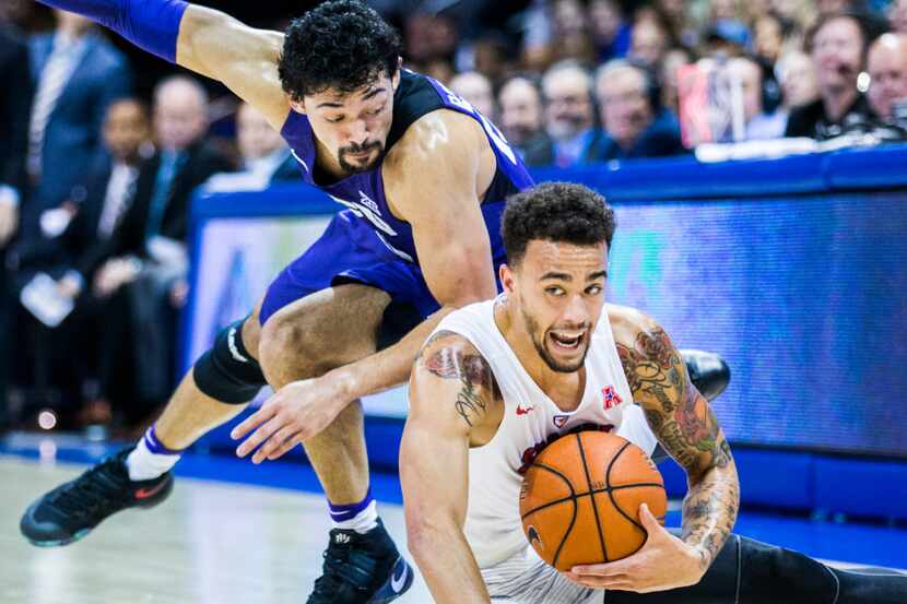 Southern Methodist Mustangs guard Dashawn McDowell (5) scrambles for a loose ball ahead of...