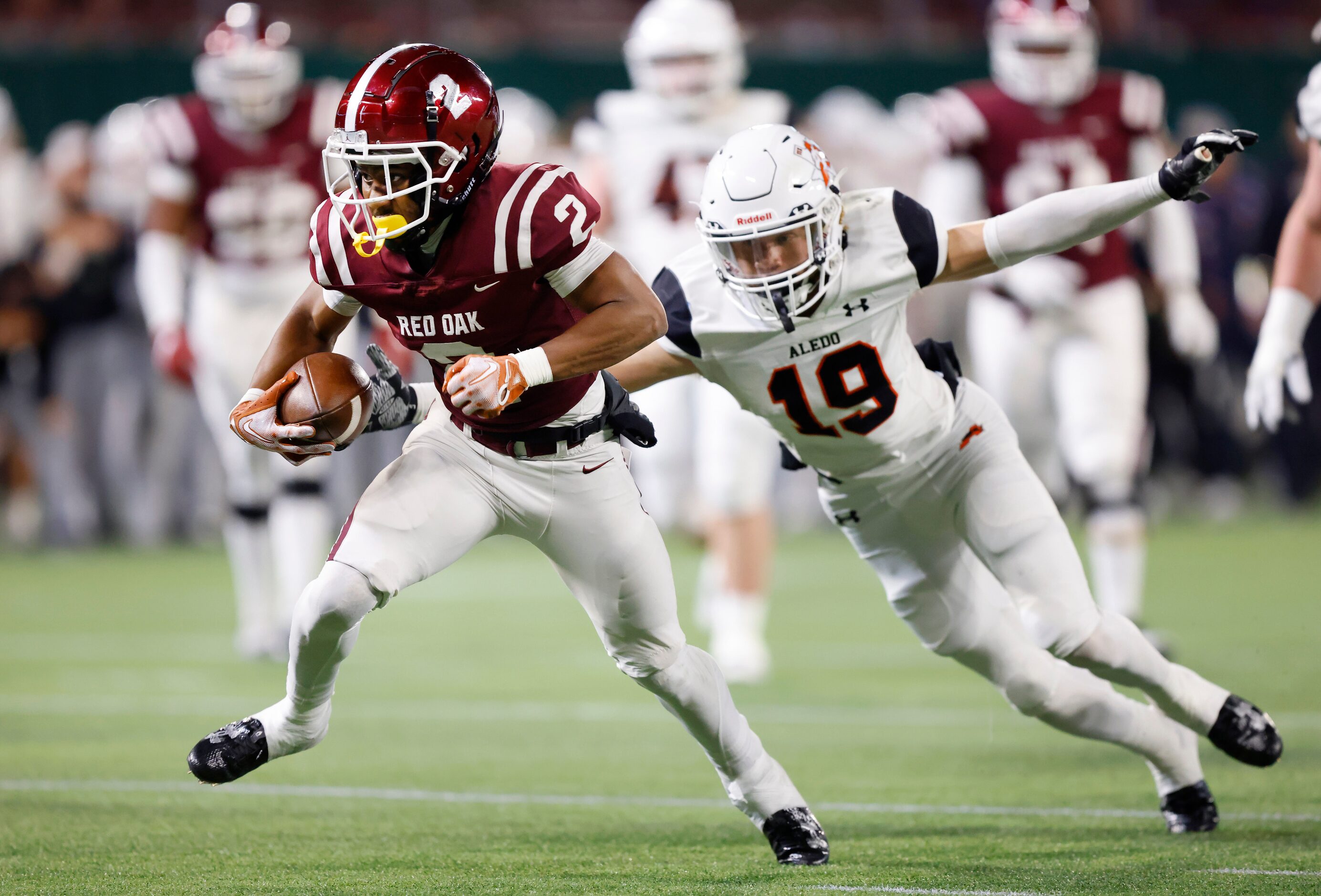 Red Oak wide receiver Brayden Robinson (2) shakes Aledo defender Boogie Owens (19) for a...