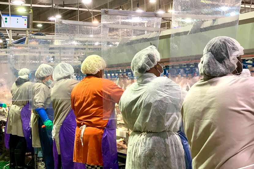 Trabajadores de Tyson Foods en Camilla, Georgia, durante los primeros meses de la pandemia...