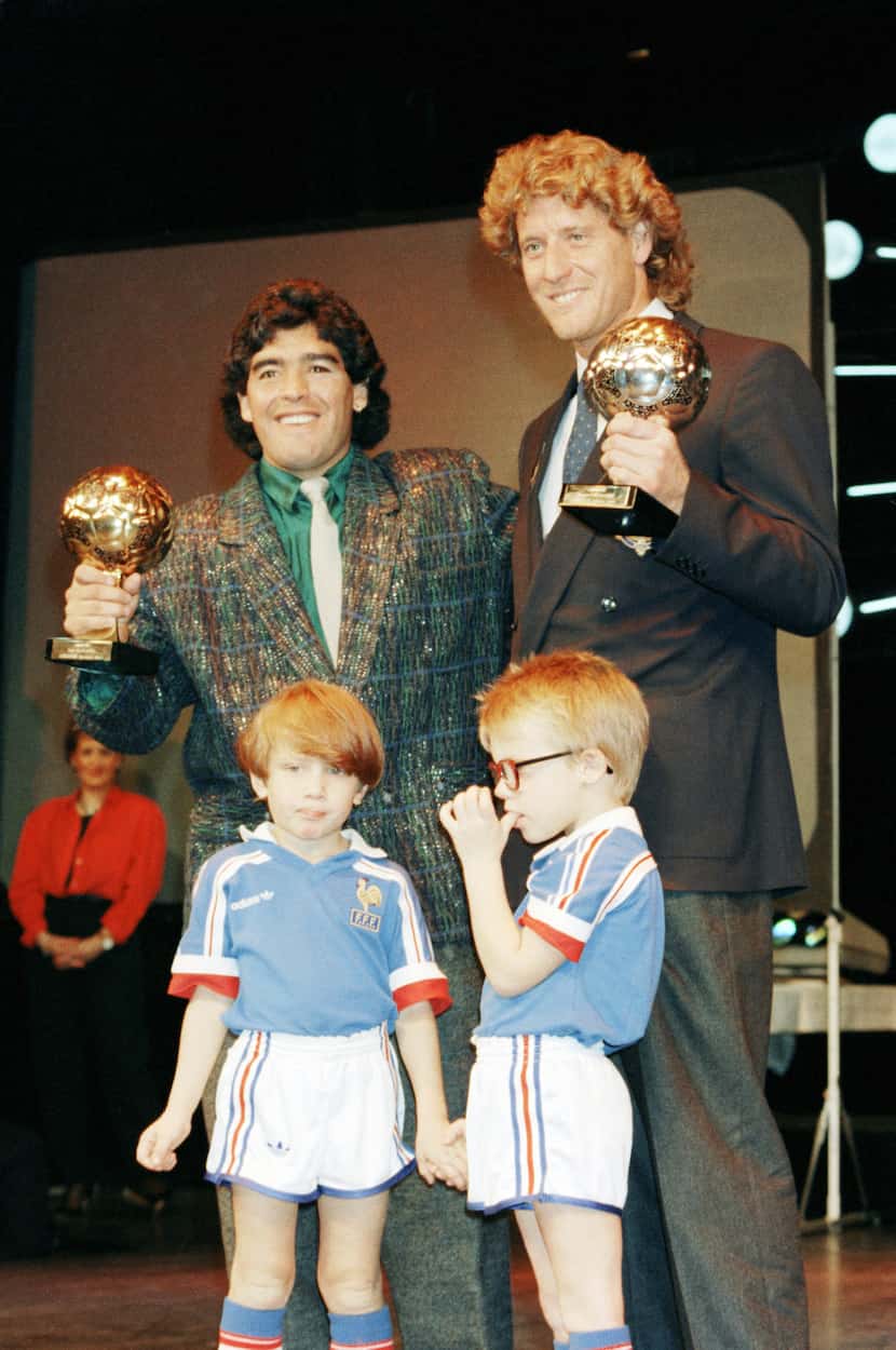 Foto del 13 de noviembre de 1986, la estrella argentina Diego Maradona posa con el portero...