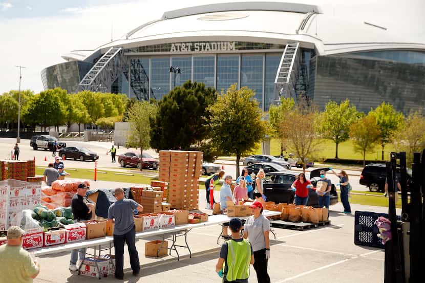 El North Texas Food continua la repartición de alimentos gratuitos a los largo de Dallas y...