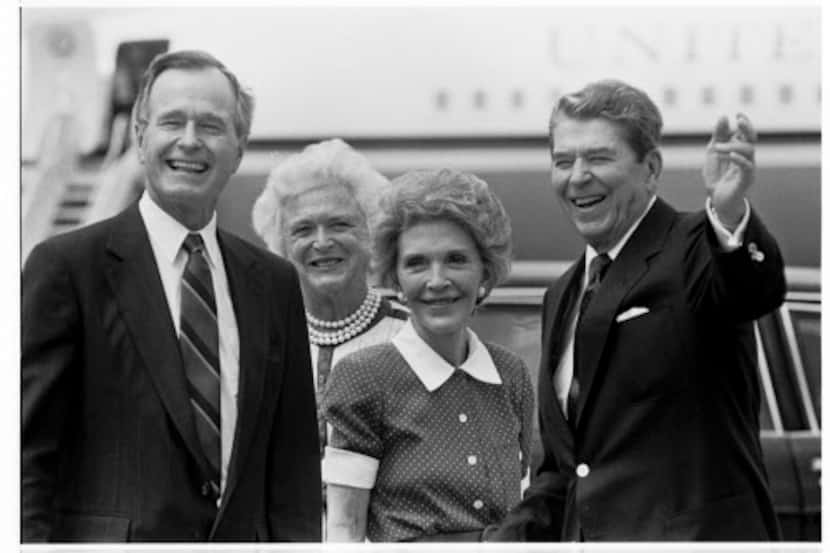 Barbara Bush, su esposo y vicepresiente George Bush, junto al presidente Ronald Reagan y su...