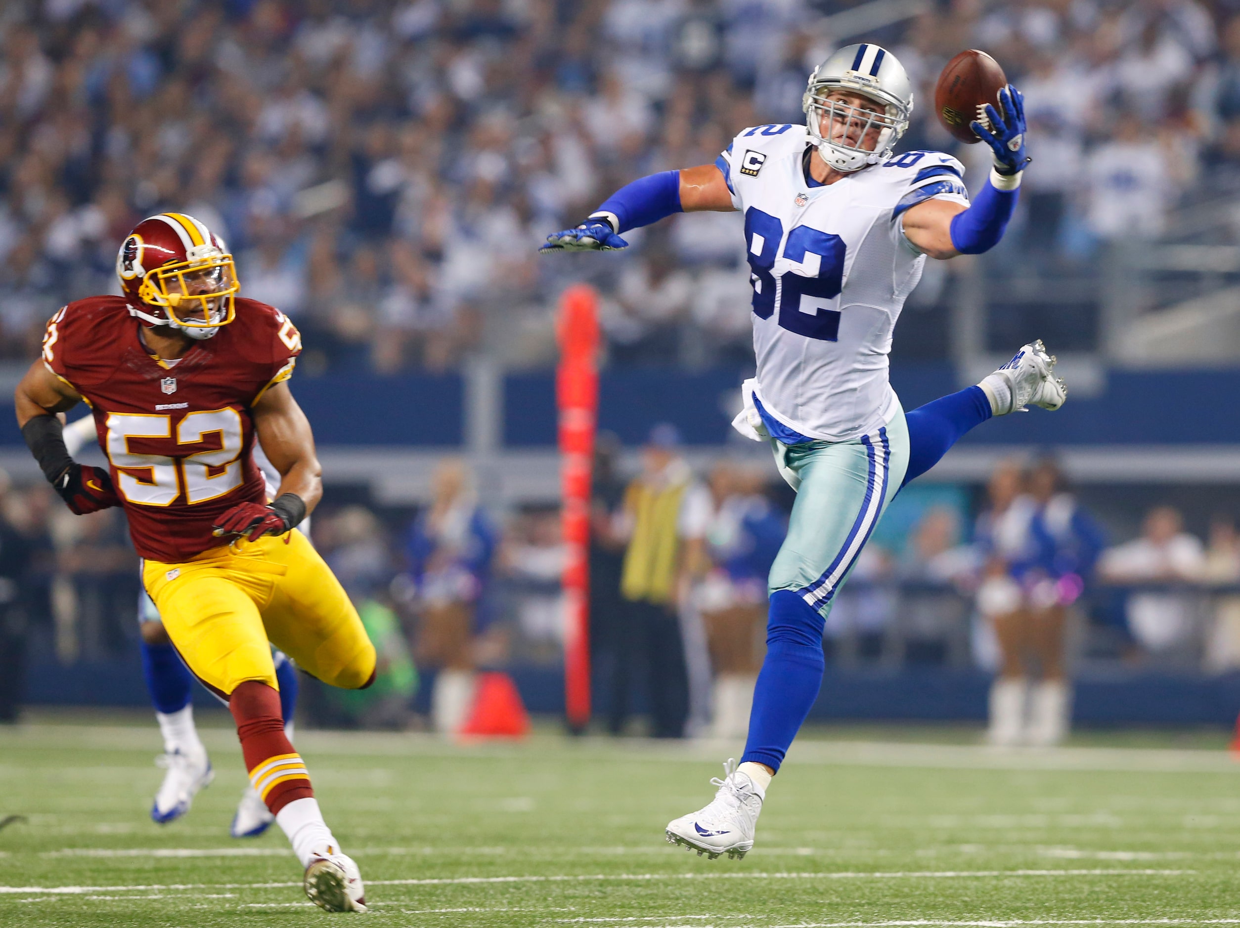 Dallas Cowboys tight end Jason Witten (82) can't get the handle on a first quarter pass as...