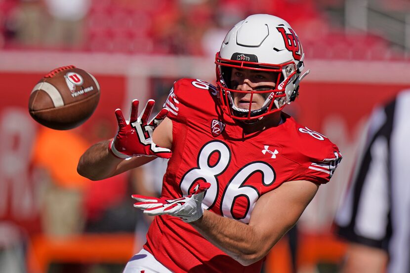 Utah tight end Dalton Kincaid (86) warms up before their NCAA college football game against...