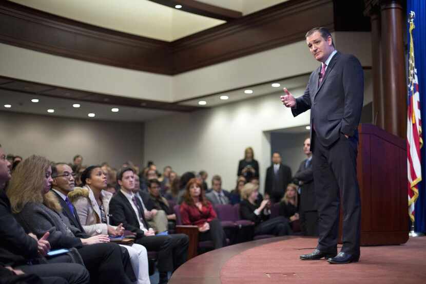 El senador Ted Cruz responde preguntas del público durante una intervención en the Heritage...